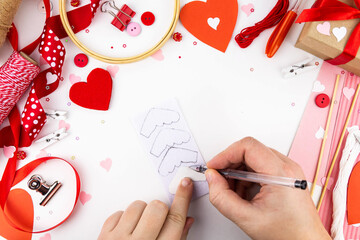 DIY step-by-step instructions for Valentine's Day. Heart with wings on a felt stick. Step 5.