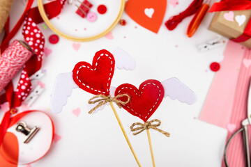 DIY step-by-step instructions for Valentine's Day. Heart with wings on a felt stick. Step 9.