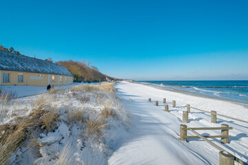 schneebedeckter Strand an der Ostsee im Ostseebad K&uuml;hlungsborn, Mecklenburg-Vorpommern, Deutschland