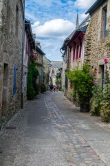 Tréguier dans les côtes d'Armor en Bretagne, sa cathédrale, son cloître.	
