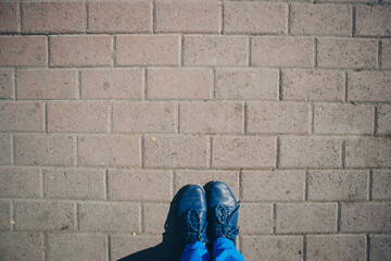 Naklejka premium blue shoes and jeans legs. top view