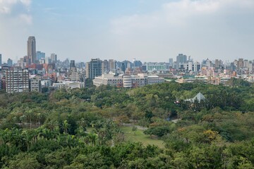 Obraz premium Daan Forest Park and Taipei cityscape