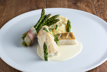 Grilled tooth fillet with asparagus