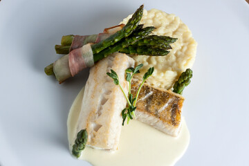 Grilled tooth fillet with asparagus