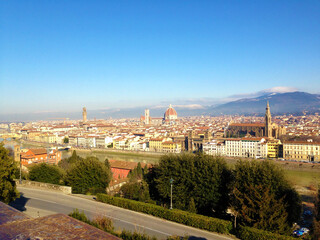 Fototapeta na wymiar イタリアの風景 赤い建物と青空