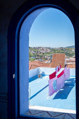 Ropa tendida en azotea azul en Chauen, Marruecos