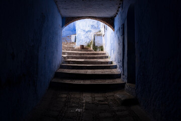 Pasaje con escaleras en Chauen, Marruecos