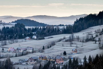 Zimowy krajobraz o poranku, wieś w górach