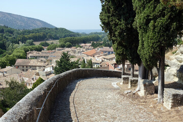 Blick vom Kalvarienberg zur Altstadt von Malaucene, Provence