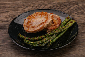 Grilled tuna steak with asparagus