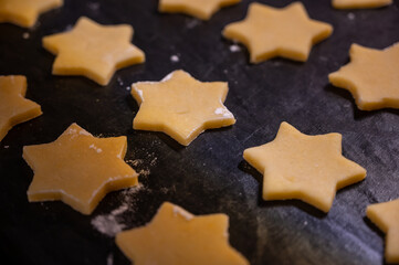 sternförmige kekse leigen ausgestochen auf einem backblech