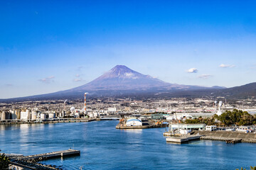 静岡県富士市田子の浦からの工場と富士山