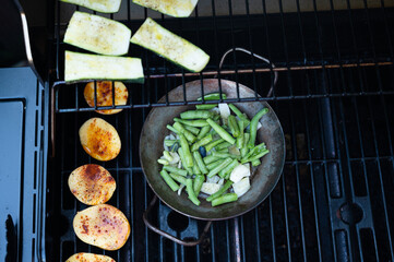 Zuccini Bohnen und karoffelscheiben auf dem grill