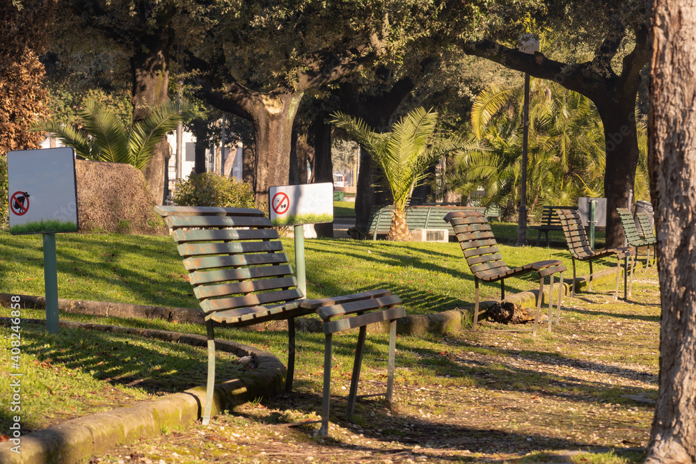 Poster Empty benches in the park