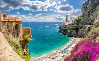 Photo sur Plexiglas Plage de Positano, côte amalfitaine, Italie Paysage avec plage sauvage dans la ville d& 39 Atrani sur la célèbre côte amalfitaine, Italie