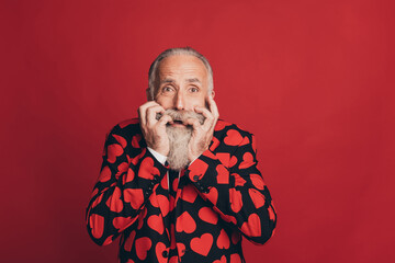 Photo of worried scared old man bite nails look camera horrified face wear heart print suit isolated red background