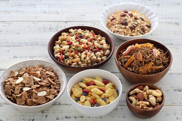 お皿に盛った色々な種類のシリアルやグラノーラ