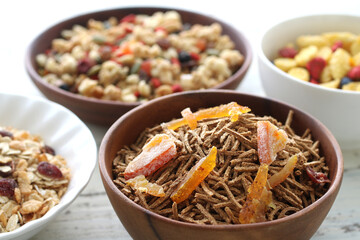 お皿に盛った色々な種類のシリアルやグラノーラ