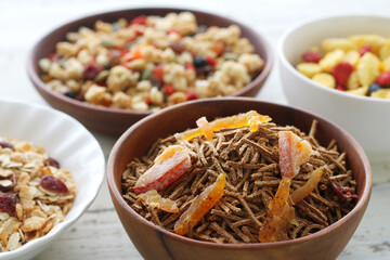 お皿に盛った色々な種類のシリアルやグラノーラ