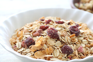 お皿に盛った色々な種類のシリアルやグラノーラ