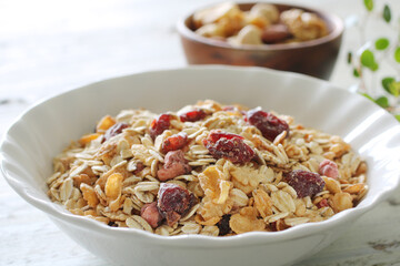 お皿に盛った色々な種類のシリアルやグラノーラ