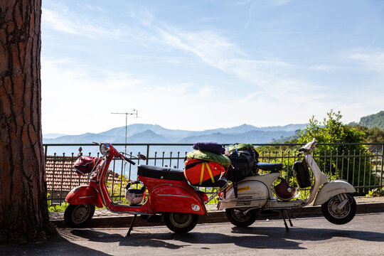 Zwei Vespa Motorroller parken vor einer grandiosen Aussicht