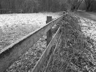 Frost Winter Landschaft Baum Zaun Strauch kalt Schnee  Äste Stamm Wald Bäume