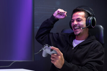 Professional eSport gamer playing a game with gaming controller © Rawpixel.com