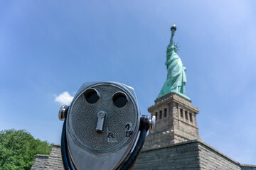 Looking at the symbol of New York, the Statue of Liberty