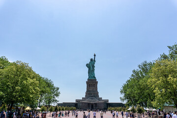 Fototapeta na wymiar Looking at the symbol of New York, the Statue of Liberty