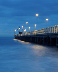 Obraz premium pier in the afternoon under a grey sky
