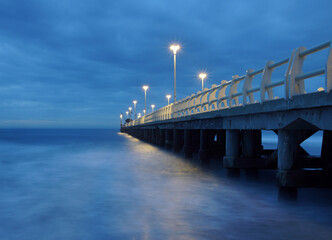 Obraz premium pier in the afternoon under a grey sky