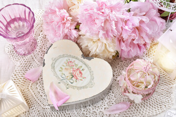 Obraz na płótnie Canvas shabby chic style love arrangement with pink peonies and old heart shaped box