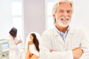 Fototapeta premium Freundlicher Facharzt für plastische Chirurgie