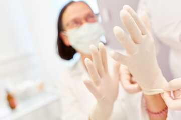 Einmalhandschuhe einer Hautärztin für Hygiene