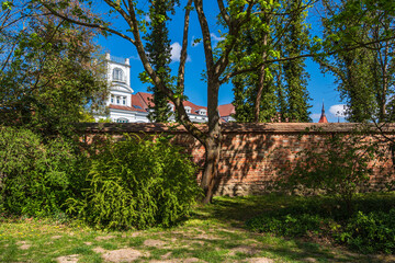 Fototapeta na wymiar Historische Stadtmauer in der Hansestadt Rostock