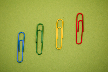 Varios clips de colores en la oficina