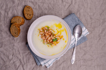 Vegetable cream soup with beans