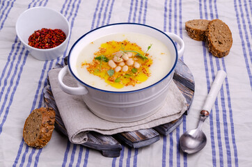 Vegetable cream soup with beans