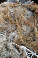 In einem kleinen Fischerhafen in Suedfrankreich liegen Fischerne