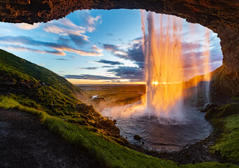 Fototapeta na wymiar Seljalandsfoss Iceland Island Wasserfall Waterfall Iceland Reise Midsummer Mittsommer Gegenlicht Hoffnung Höhle Farben Sonnenuntergang Wasservorhang Sehenswürdigkeit Sunset Midnight Sun Cascade