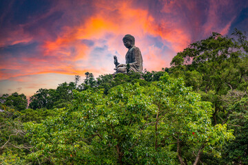 Fototapeta na wymiar Großer Buddha in Hong Kong Buddha Statue im Sonnenuntergang 