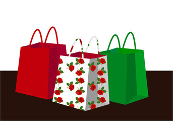 Bolsas de papel en rojo, verde y estampado de rosas rojas sobre fondo blanco y negro