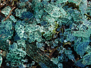 macro di grande quantità di vetri rotti a terra