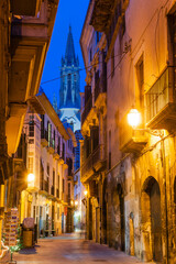 Fototapeta na wymiar calle Morey y campanario de la iglesia gotica de Santa Eulàlia, siglos XIV-XIX, Mallorca, Islas Baleares, España