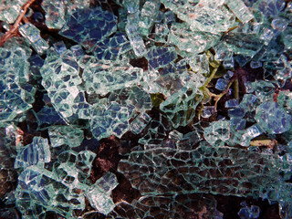 macro di grande quantità di vetri rotti a terra