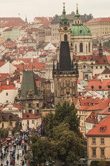 Goldene Stadt Prag im Dauerregen; Blick über die Karlsbrücke zur Kleinseite