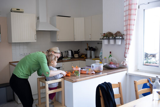 Mutter und Tochter kochen und bereiten zusammen das Essen vor