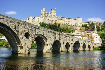 Fototapeta premium Pont Vieux y catedral de Saint-Nazaire, siglo XIII-XIV, Beziers, departamento de Hérault ,región de Languedoc-Rosellón, Francia, Europa