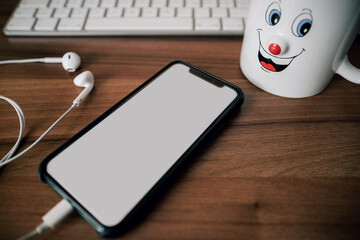 Handy Mockup auf Schreibtisch mit Kaffeetasse